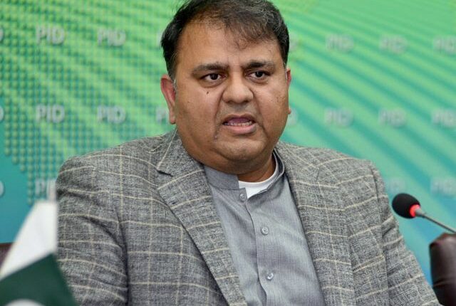 عام لوگوں کے ساتھ ہماری بیوروکریسی کا سلوک قطعی طور پر قابل رشک نہیں، فواد چوہدری