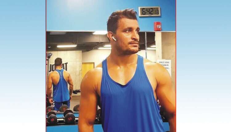 پاکستانی نژاد عزت اللہ خان کاکڑ جنہوں نے گزشتہ دنوں امریکی باکسر کو ہرا کر ٹائٹل اپنے نام کر لیا