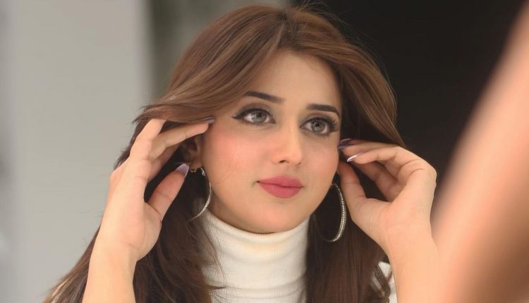 دو سال بعد گریجویشن کی ڈگری مل جائے گی پھر شادی کرلوں گی‘ جنت مرزا