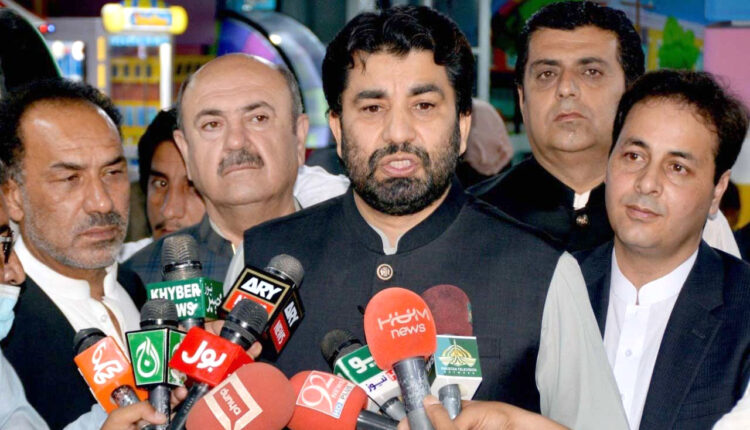 ڈپٹی اسپیکر قومی اسمبلی قاسم خان سوری میڈیا سے بات چیت کررہے ہیں