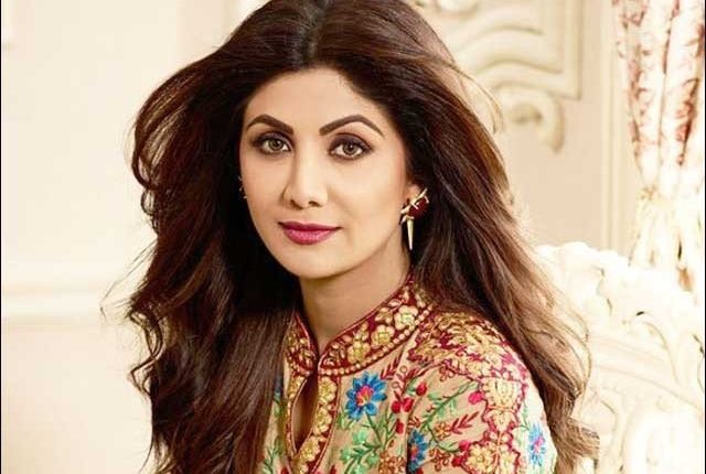 پاریش راول سے 20 برس چھوٹی شلپا ان کی بیوی کا کردار ادا کرنے حیران