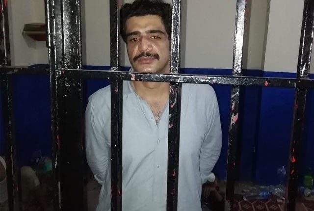 سابق ایم این اے کا بیٹا سلمان منج نشہ کرتے ہوئے گرفتار