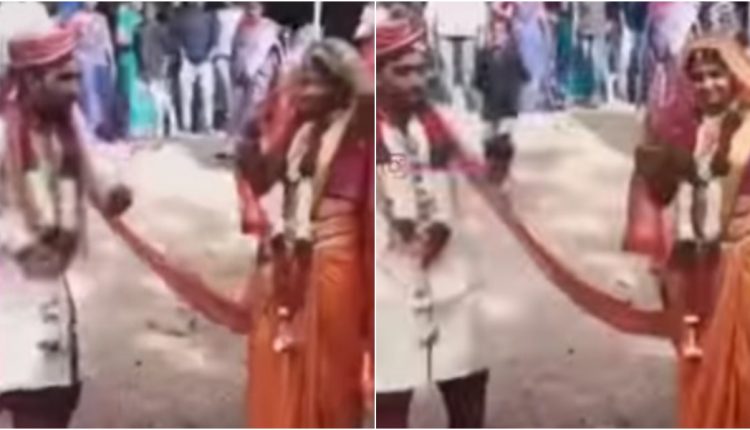 دلہا دلہن کو سٹرک پر رقص کرتے ہوئے دیکھ کر تماشائی ہنسی پر قابو نہیں رکھ سکیں