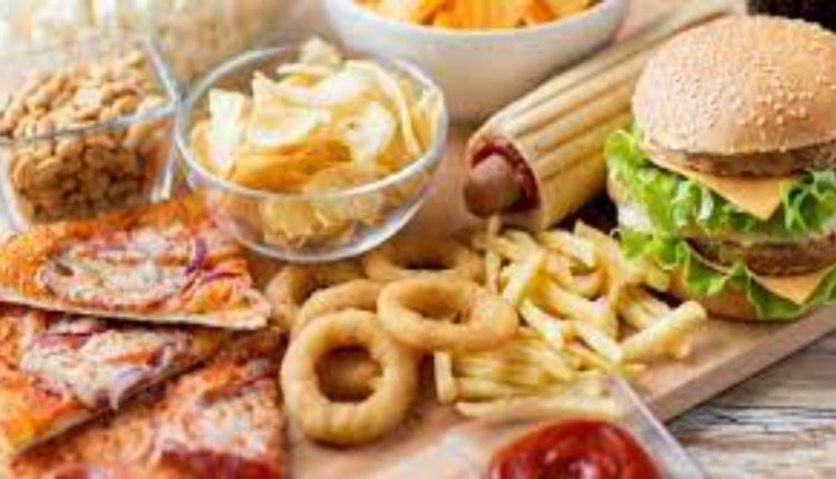 کینسر کا خطرہ بڑھانے والی وہ عام غذائیں جو اکثر لوگ استعمال کرتے ہیں