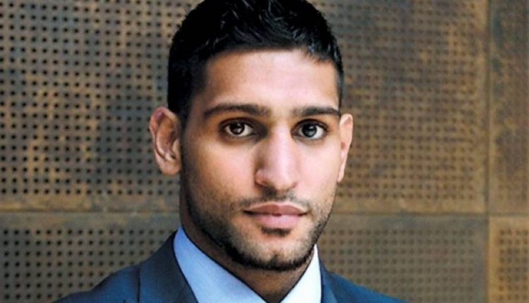 پاکستانی باکسر عامر خان کو امریکی ایئرلائنزسے اتاردیا گیا۔۔۔۔وجہ کیا ہوئی؟