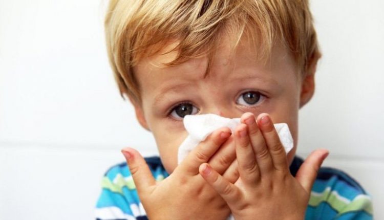 بچے کی ناک بند ہے اور سینہ جکڑ گیا ہو، پریشانی کی بات نہیں چند گھریلو نسخوں سے بچوں میں زکام کا آسان علاج