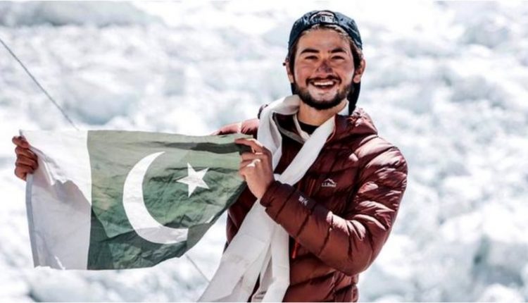 پاکستان کے 19 سالہ کوہ پیما نے تاریخ رقم کردی