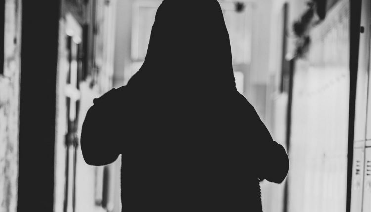 اوباش نوجوان کی چھت سے چھلانگ مار کر گھر میںگھس کر شادی شدہ خاتون سے زیادتی کی کوشش