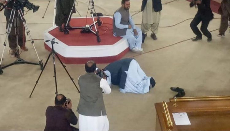 جام کمال سے نجات پانے پرحاجی زابد ریکی نے اسمبلی فلور پر سر بسجود ہو کر اللہ کا شکر ادا کیا