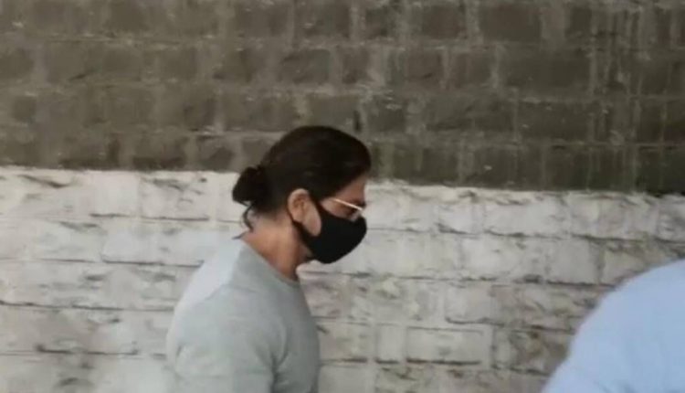 شاہ رخ خان اپنے بیٹے سے ملاقات کے لئے ممبئی جیل پہنچ گئے