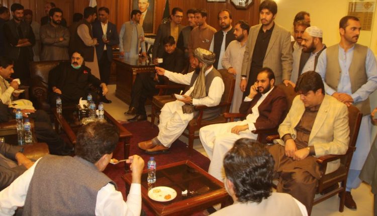 نیا قائد ایوان،جوڑ توڑ کا سلسلہ جاری،عبدالقدوس بزنجو اپنی پوزیشن مضبوط کرنے کیلئے متحرک