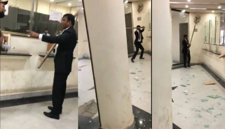 وکیل نےمقدمہ کی مصدقہ کاپی تاخیر سےملنےپرکاپی برانچ کے شیشے توڑ ڈالے