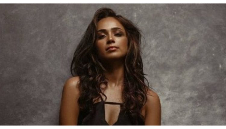 فریال محمود کا بولڈ فوٹو شوٹ بنا تنقید کا شکار