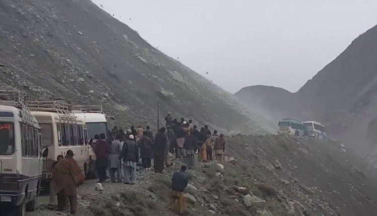 آسمانی بجلی گرنے سے لینڈ سلائیڈنگ گلگت اور چترال کا زمینی راستہ منقطع ہو گیا