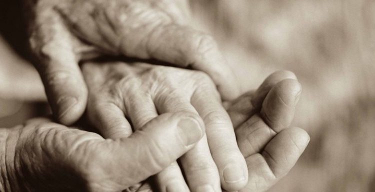 ” آپ سے بدبو آتی ہے“لاہور میں سنگ دل اولاد نے ماں اور باپ کو گھر سے نکال دیا