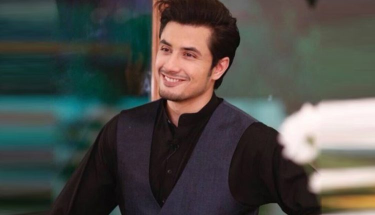 علی ظفر کا پشتو گانے کی ریکارڈ کامیابی پر مداحوں کا شکریہ