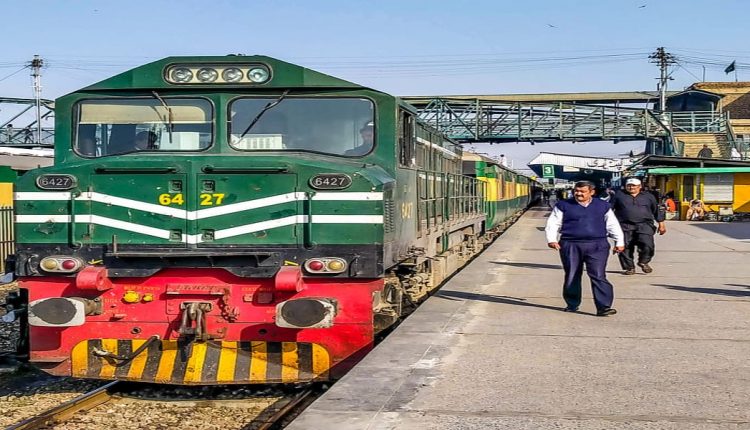 مسافر ٹرینوں کے کرائے میں دس فی صد اضافہ کر دیا گیا