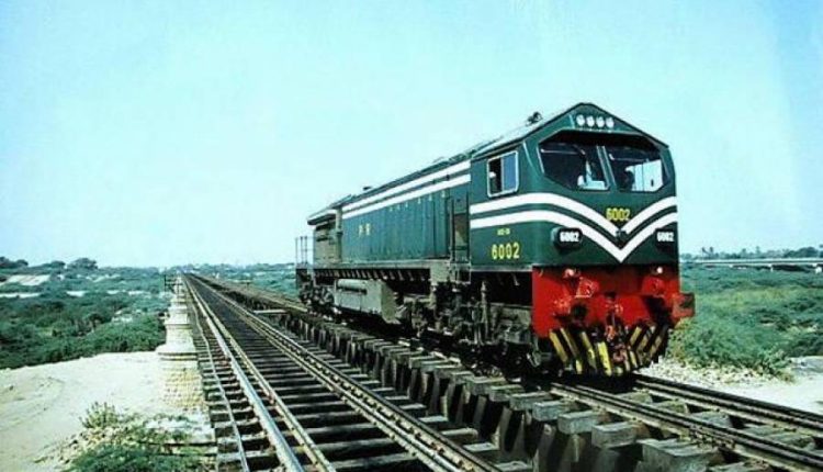 ریلوے انتظامیہ نے لاہور اور راولپنڈی کے درمیان چلنے والی ٹرینوں سمیت دیگر روٹس کو معطل کر دیا