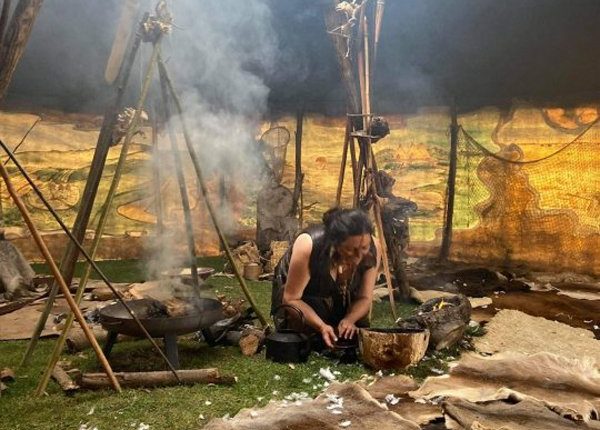 جنگل میں رہنے والی عورت جو جانوروں کی کھال پہنتی اور مردار کھاتی ہے