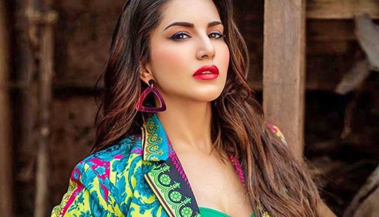 سنی لیون ’مجنوں بھائی‘ سے متاثر ،پینٹنگ بناتے ویڈیو شیئرکردی