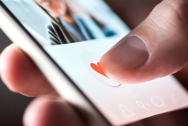 ملاقات سے قبل ان لائن دوست کا نام سرچ کرنے والی خاتون پر خوفناک انکشاف