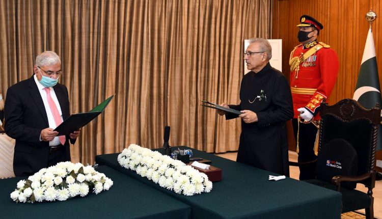 سابق چیف سیکر ٹر ی اعجاز احمد قر یشی نے وفاقی محتسب کا حلف اٹھا لیا