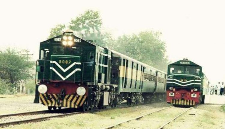 لاہور میں ڈرائیور ٹرین کھڑی کر کے دہی لینے چلا گیا
