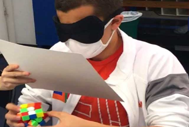 ا نکھوں پر پٹی باندھ کر روبک حل کرنے کا تیز ترین عالمی ریکارڈ