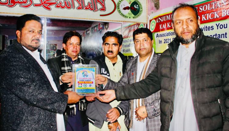انٹر کلب وشو کنگفو چیمپین شپ کی جانب سے نثار بلوچ کو سابق انٹرنیشنل باکسر عبداللہ رند، سلمان نور اور حاجی منان لہڑی شیلڈ دے رہے ہیں