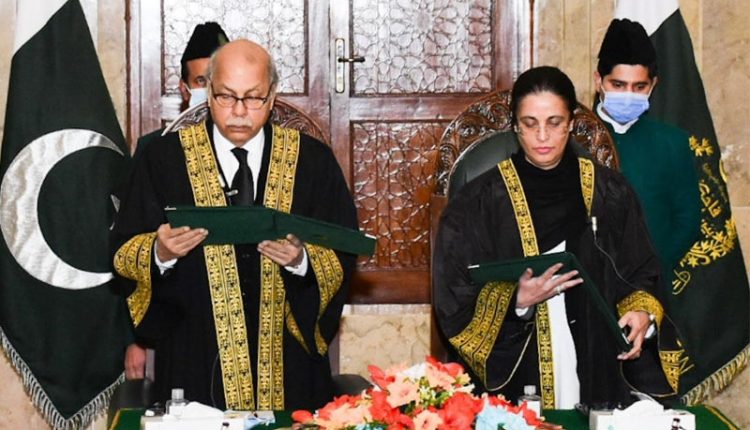 جسٹس عائشہ ملک نے سپریم کورٹ کی پہلی خاتون جج کی حیثیت سے حلف اٹھا لیا