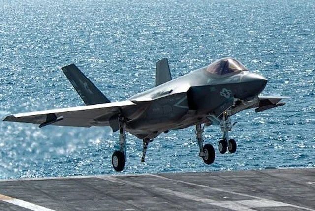 امریکی جنگی طیارے کوبحری بیڑے پرلینڈنگ کے وقت حادثے کا سامنا،7 اہلکار زخمی