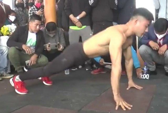 انگلیوں پر 109 پش اپس لگا کر بھارتی شہری نے اپنا پچھلا ریکارڈ توڑ ڈالا