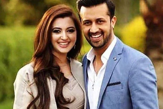 عاطف اسلم نےپی ایس ایل ترانے میں فیشن ایبل لباس کا کریڈٹ اہلیہ کودے دیا