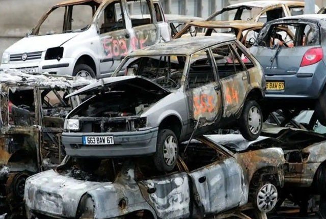 سال نو کی روایت؛ فرانس میں 874 گاڑیاں نذر ا تش