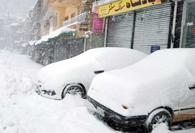 مری،24 گھنٹوں میں 17 انچ برفباری، مزید برف پڑنے کا امکان