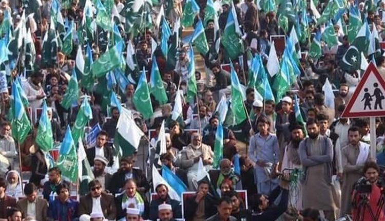 کراچی میں تیز ہواﺅ ں کے باوجود جماعت اسلامی کا دھرنا جاری