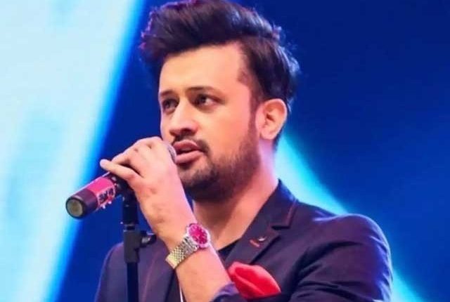 فٹ پاتھ پربیٹھ کرگانا گاتے عاطف اسلم کی ویڈیو وائرل ہوگئی