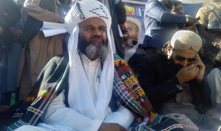 گوادر، حق دو تحریک کے سربراہ مولانا ہدایت الرحمن کی ایئرپورٹ روڑ پر پرہجوم پریس کانفرنس