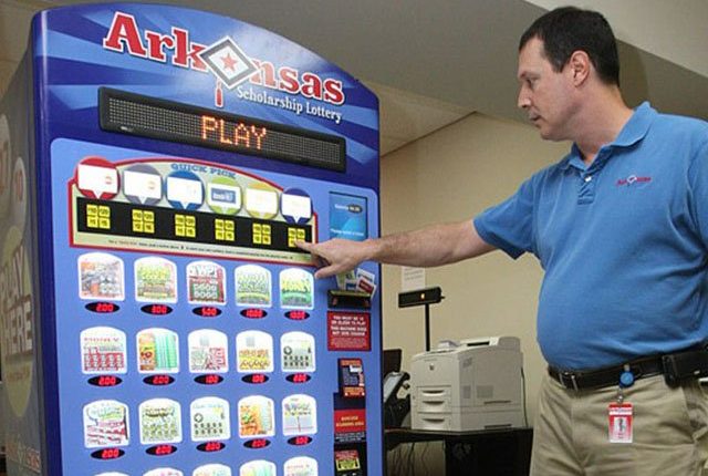 دکان سے مرغی خریدنے گیا شخص ایک لاکھ ڈالرز جیت کر واپس