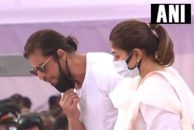 بھارتیوں نے شاہ رخ پر لتا منگیشکر کی میت پر تھوکنے کا الزام عائد کردیا