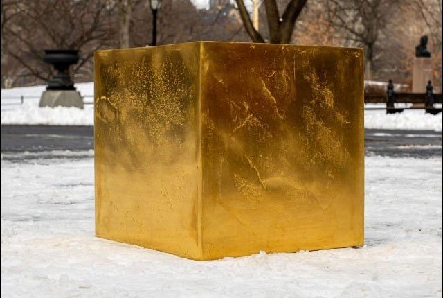 اربوں روپے مالیت کا خالص سونا پارک میں کھلے عام رکھ دیا گیا