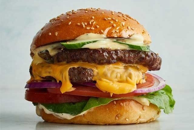 بغیربل دئیے6منٹ میں 12برگرکھانےوالے جوڑے کی پولیس کو تلاش