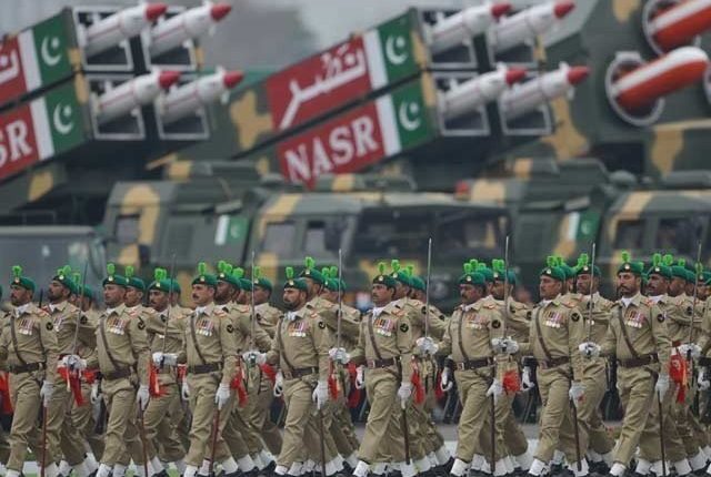 قوم آج یوم پاکستان منا رہی ہے اسلام آباد میں مسلح افواج کی شاندار پریڈ