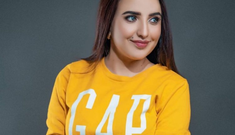 حریم شاہ کی اپنے شوہر کے ساتھ میٹرو میں بنائی گئی رومانوی ویڈیو سوشل میڈیا پر وائرل ہو گئی