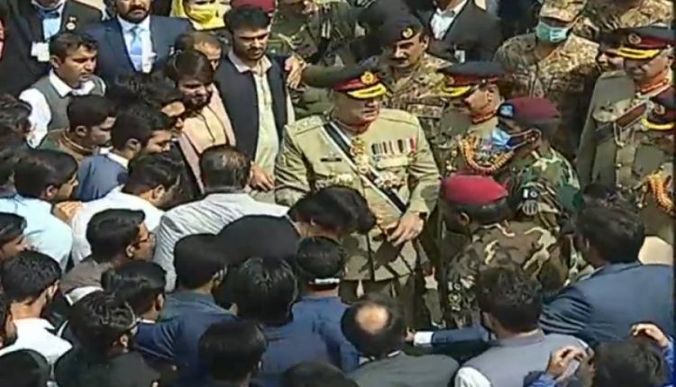 یوم پاکستان کی تقریب کے اختتام پر آرمی چیف واپس جانے لگے تو شہریوں نے گھیر لیا ، پھر جنرل قمر جاوید باجوہ نے کیا کیا ؟ شاندار اقدام