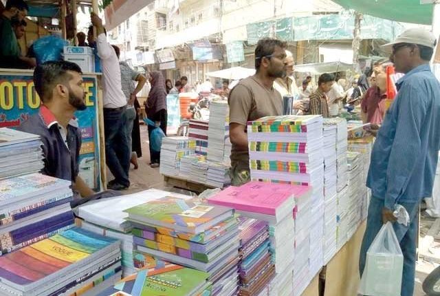 کوئٹہ میں اسکول یونیفارم اور درسی کتابیں بھی مہنگائی کی لپیٹ میں آگئیں