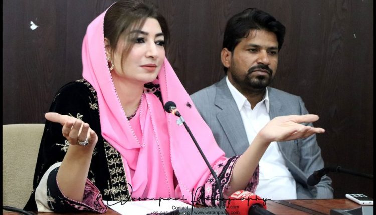 قلمدان واپس لئے جا نے سے متعلق خبر بے بنیاد اور پروپیگنڈہ ہے،فرح عظیم شاہ