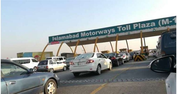 اسلام آباد موٹروے ٹول پلازہ پر پولیس اہلکاروں پر تشدد
