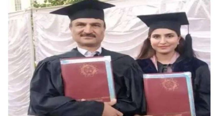 پشاور ،باپ بیٹی نے ایک ساتھ پی ایچ ڈی کی ڈگری حاصل کرکے تاریخ رقم کردی
