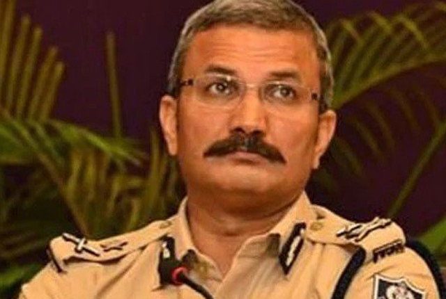 بھارتی ایئرپورٹ پر پولیس افسر کے بیگ سے کیا نکلا، جان کر حیران رہ جائیں گے